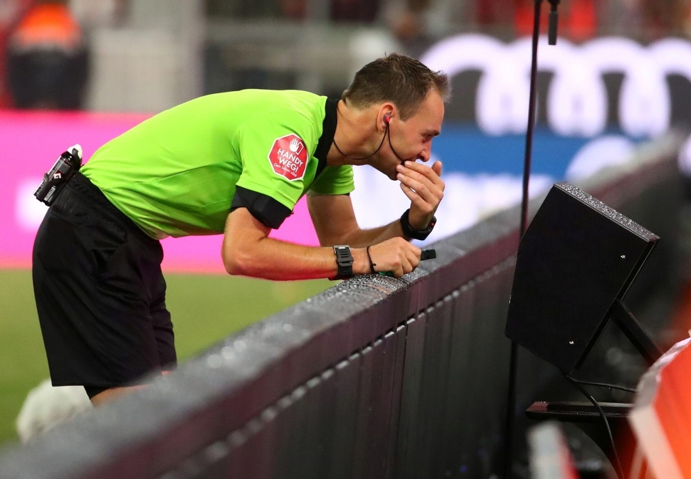 Premier League dung dau chau Au ve VAR hinh anh