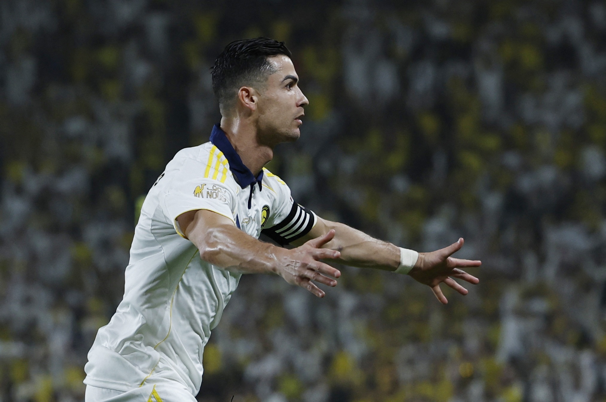 Ronaldo khoc, bong da im lang hinh anh
