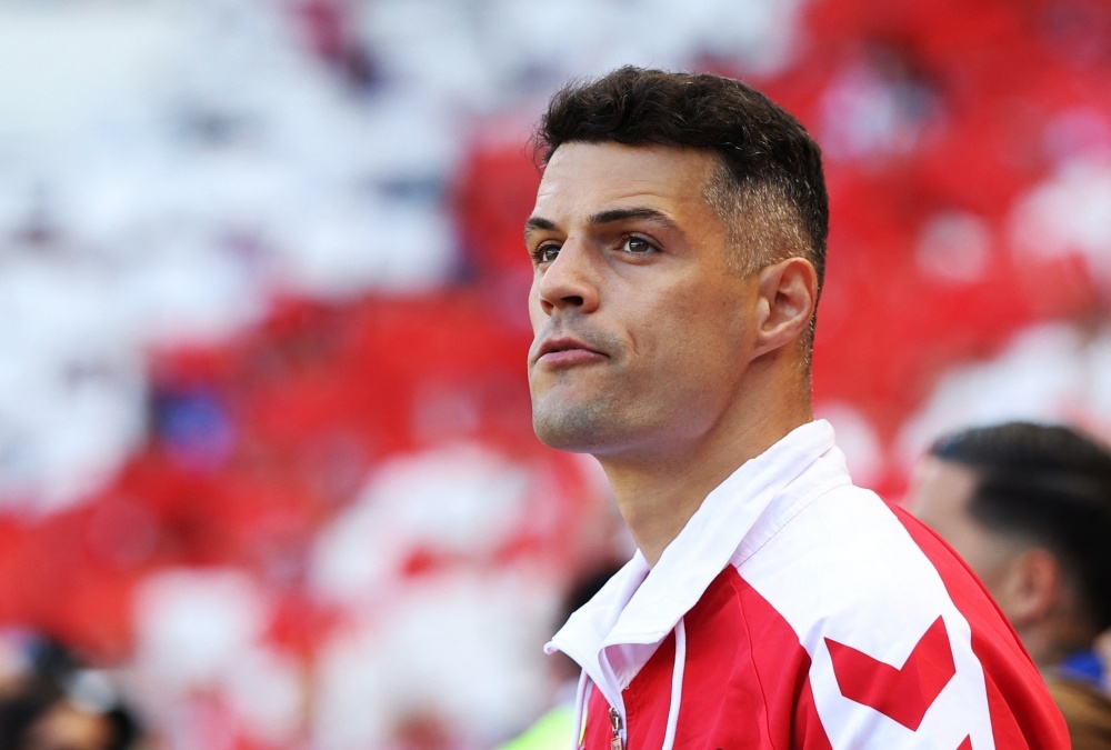 Xhaka va dan tan binh lam rung chuyen Premier League hinh anh