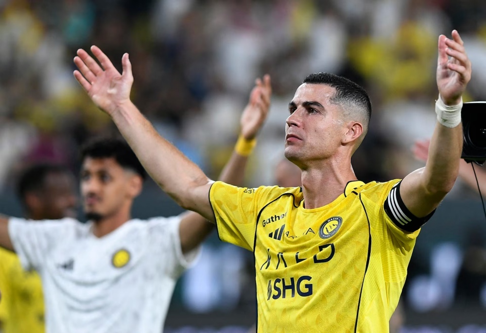 Vien canh Ronaldo da World Cup 2030 cung con trai hinh anh