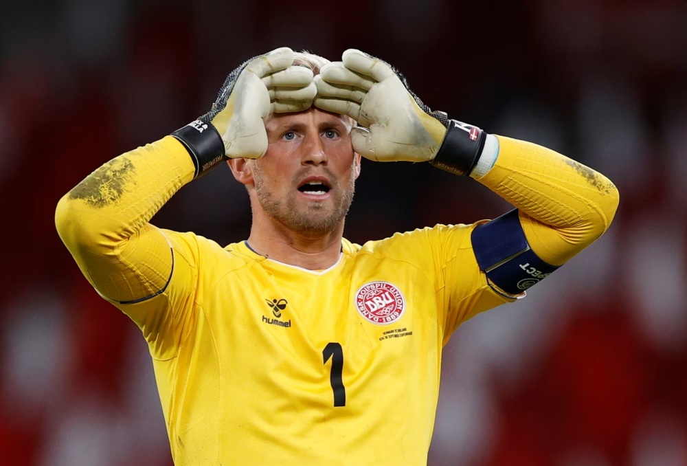 Schmeichel khep lai su nghiep trong nuoc mat hinh anh