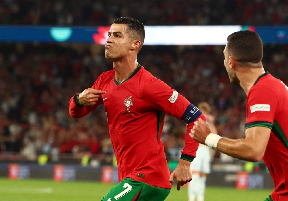 Dalot noi dieu ca the gioi mong cho ve Ronaldo hinh anh