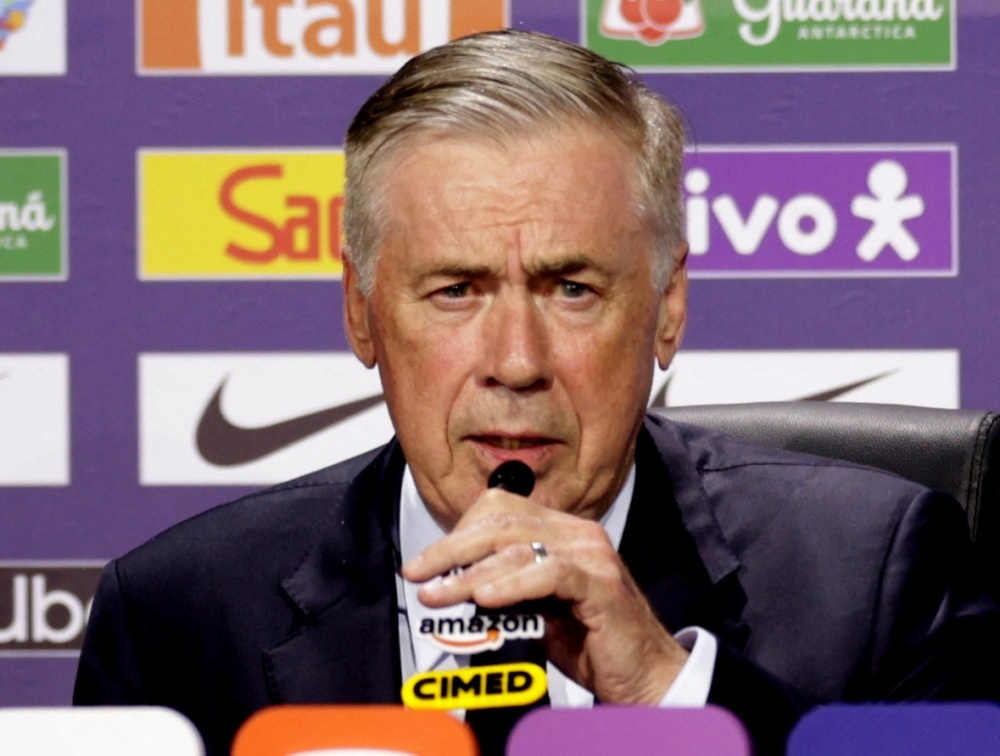 Phong vien 'dau hang' voi cau noi tham thuy cua Ancelotti hinh anh