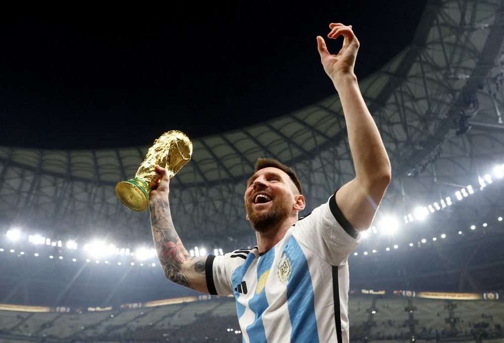 Messi nhan giai thuong danh gia hinh anh