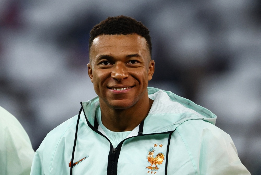 Mbappe gay tranh cai hinh anh