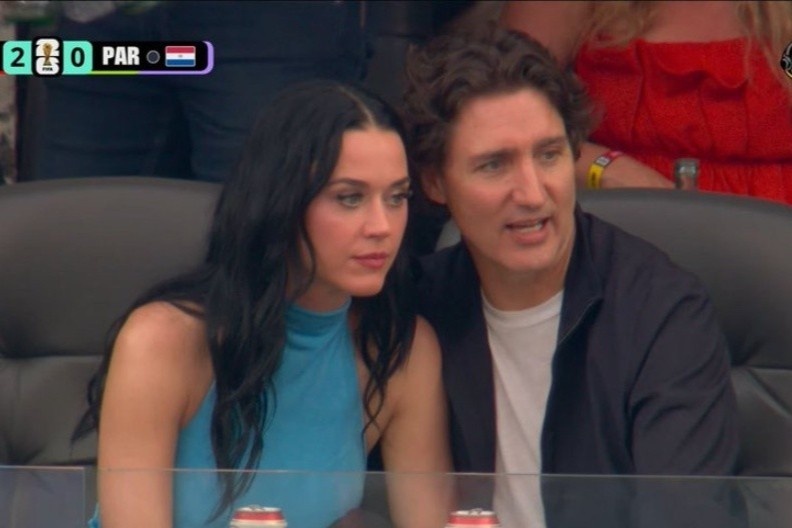 Khoanh khac khien ban trai Katy Perry hung chi trich du doi hinh anh