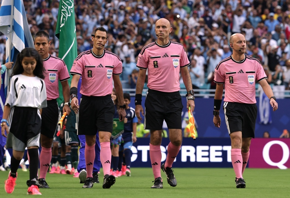 Vi sao trong tai mac ao hong trong tran Uruguay - Saudi Arabia? hinh anh