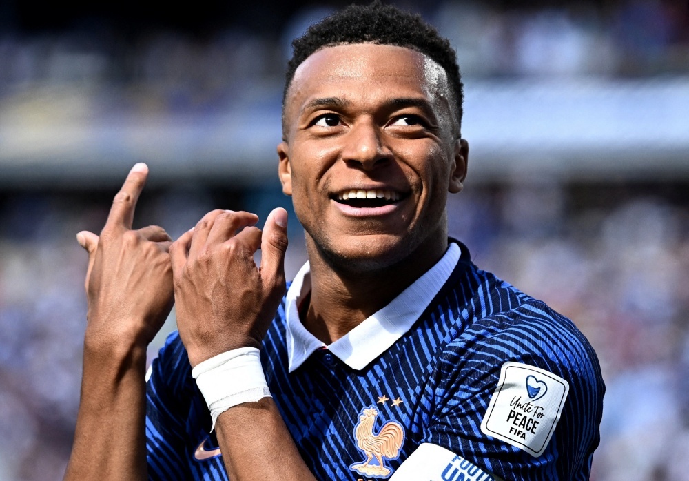 Phan ung cua Mbappe trong ngay vuot qua Pele hinh anh