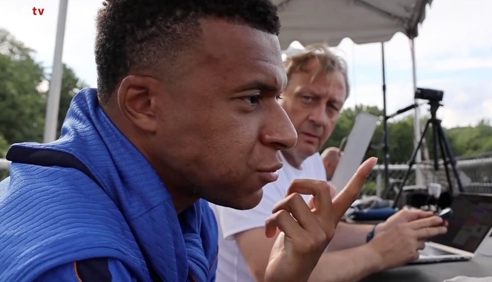 Mbappe gay sot khi ngoi cung HLV quan sat dong doi tap hinh anh