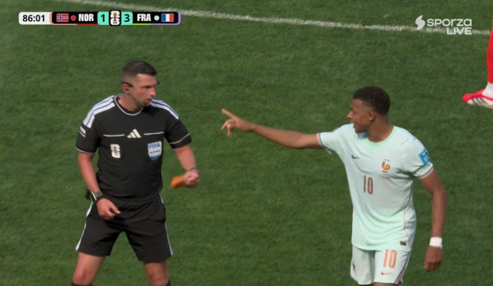Khoanh khac Mbappe 'chi dao' trong tai gay bao mang hinh anh