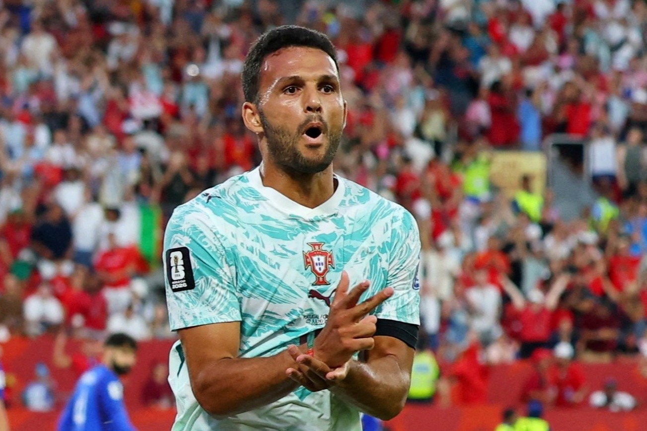 Khi Ronaldo roi san, Ramos cuu Bo Dao Nha hinh anh