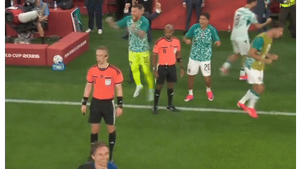 Cancelo gay tranh cai khi het vao mat trong tai hinh anh
