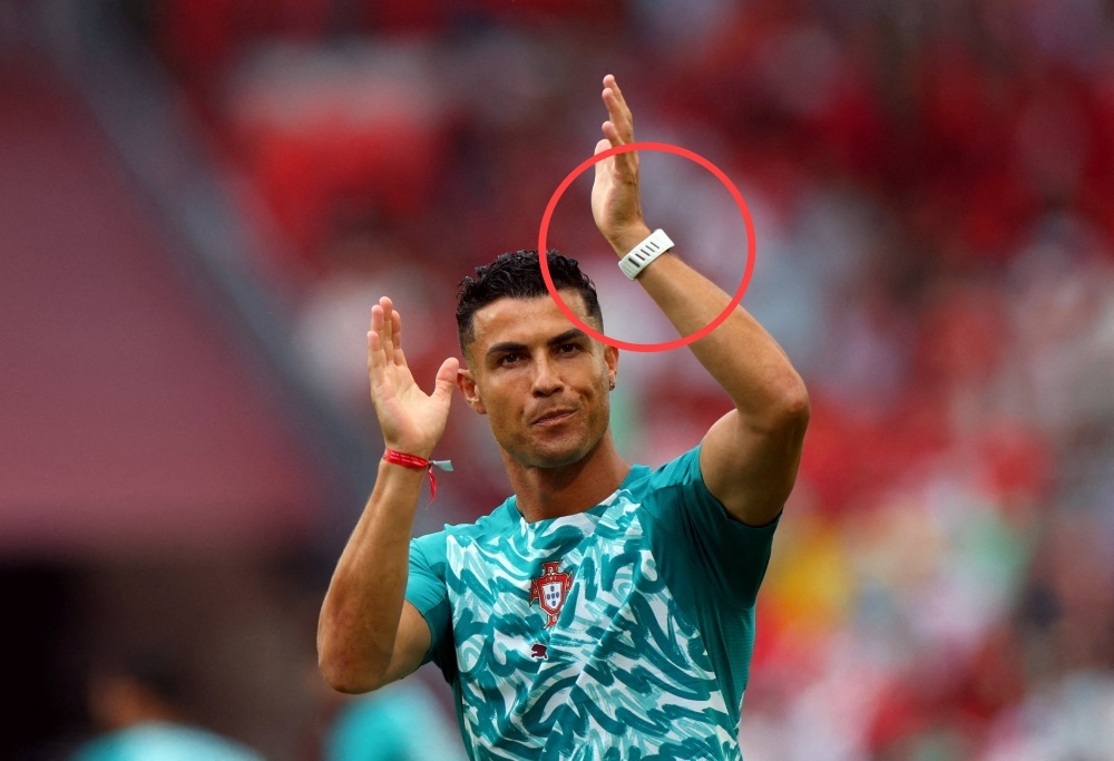 Ronaldo gay chu y voi thiet bi la tren tay hinh anh