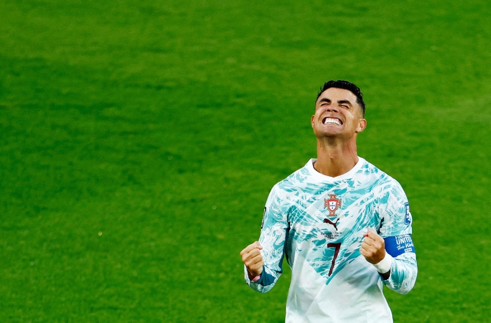 Cong dong mang day song voi ban thang lich su cua Ronaldo hinh anh