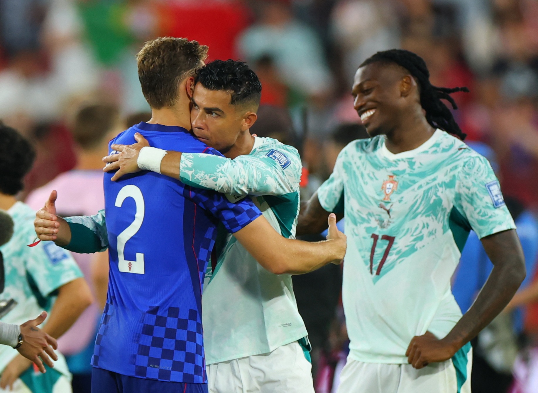 Cong dong mang day song voi ban thang lich su cua Ronaldo hinh anh