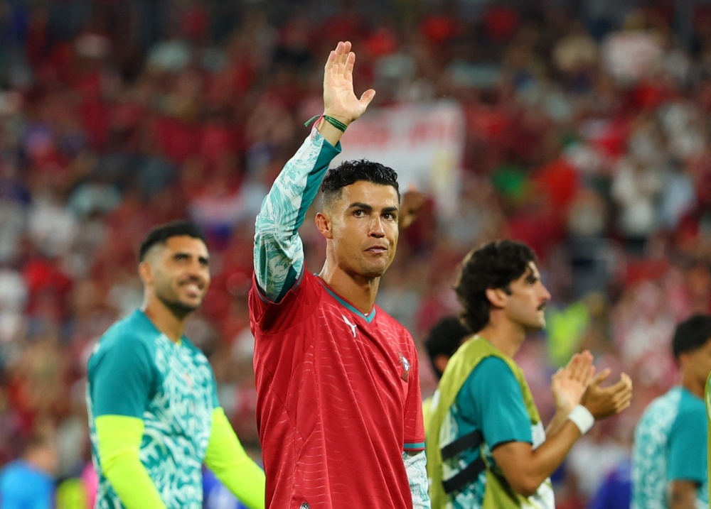 Ibrahimovic: 'Trong tai lam moi cach de Ronaldo vo dich World Cup' hinh anh