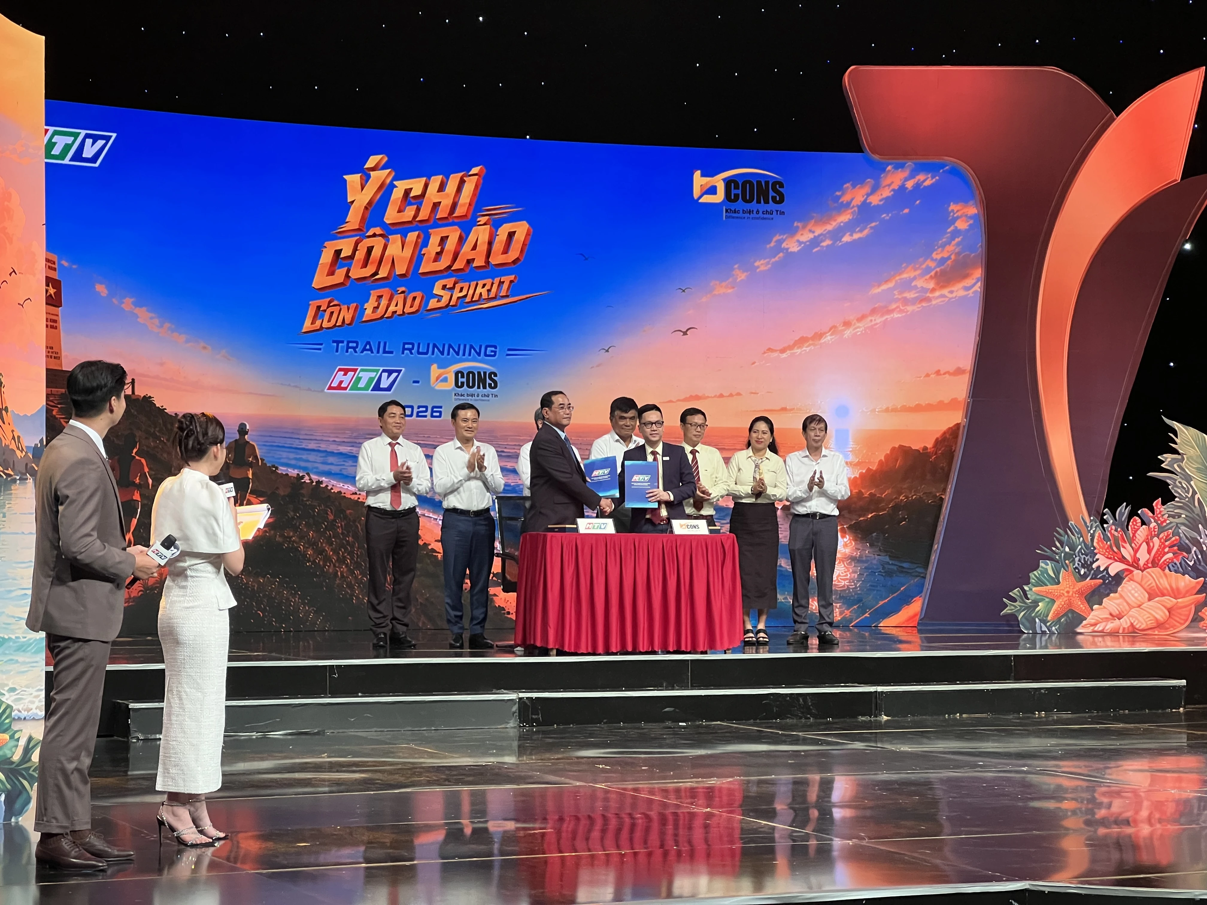 Giai chay dia hinh Con Dao co cu ly 50 km hinh anh