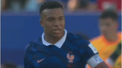 Mbappe vang tuc voi cau thu Paraguay tren san hinh anh