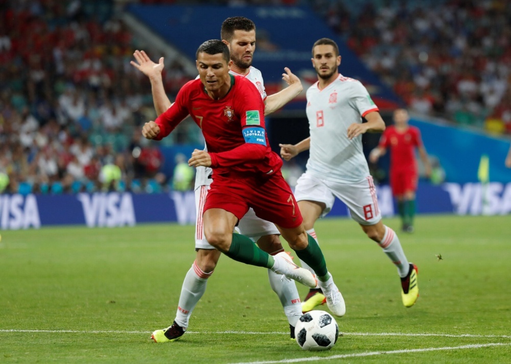 Ronaldo de doa chuoi bat bai cua Tay Ban Nha hinh anh