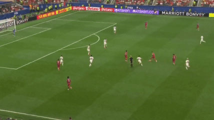 Ronaldo gay tranh cai khi bieu dien ma khong chuyen cho dong doi hinh anh