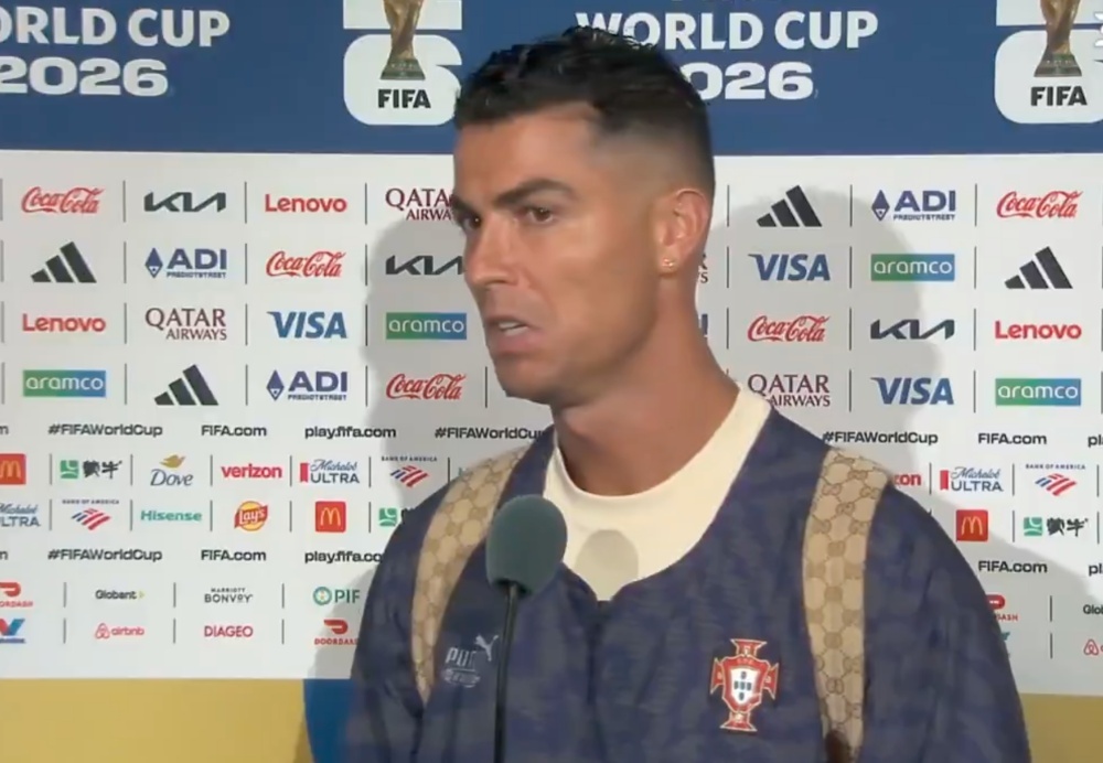 Ronaldo gay bao vi xep Euro ngang World Cup hinh anh