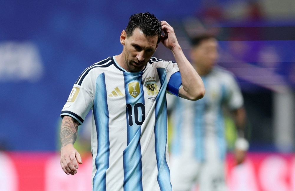 Thoi quen tai hai cua Messi tren cham phat den hinh anh