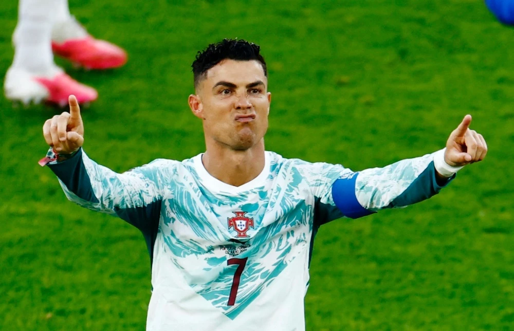 Ronaldo gay chu y vi chi theo doi 4 dong doi Bo Dao Nha hinh anh