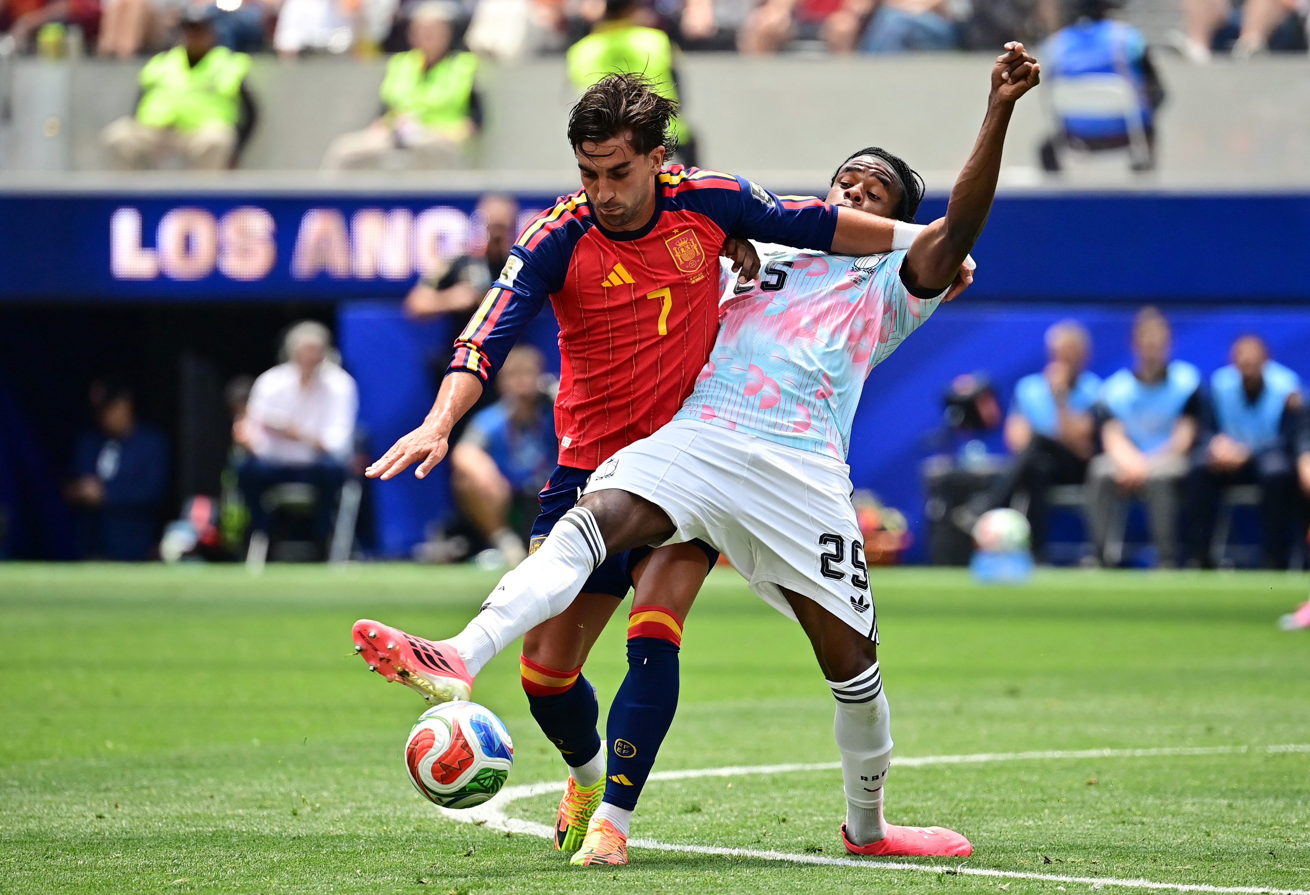 Ferran Torres chia tay bạn gái ngay trước bán kết World Cup