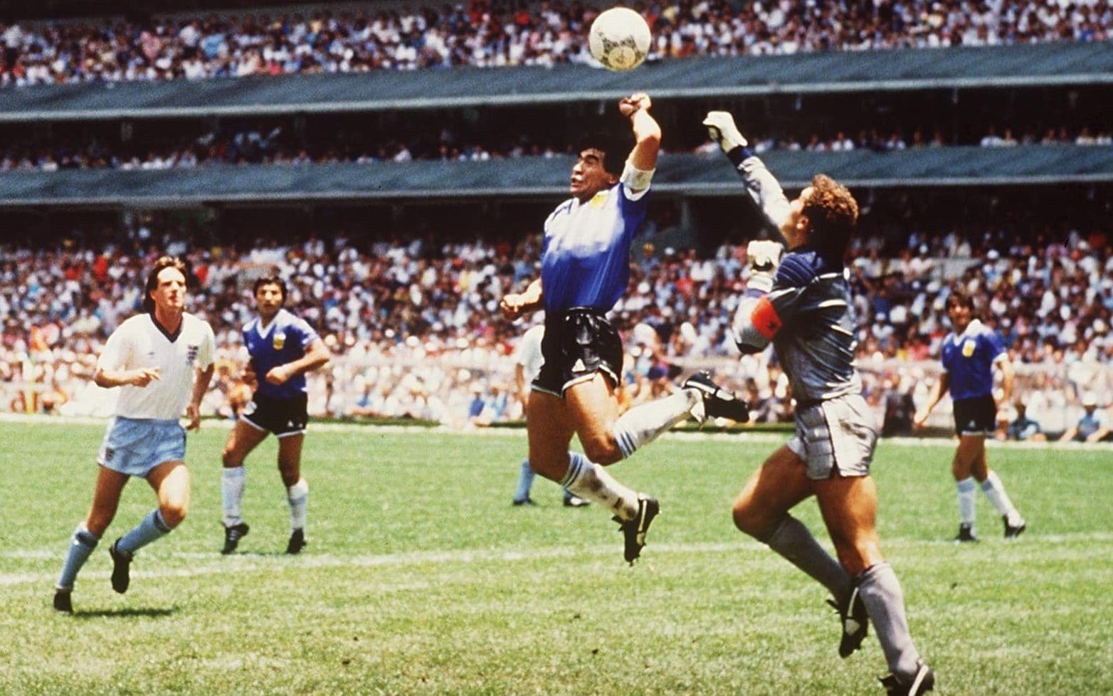 Argentina gợi lại ký ức Maradona trước đại chiến tuyển Anh
