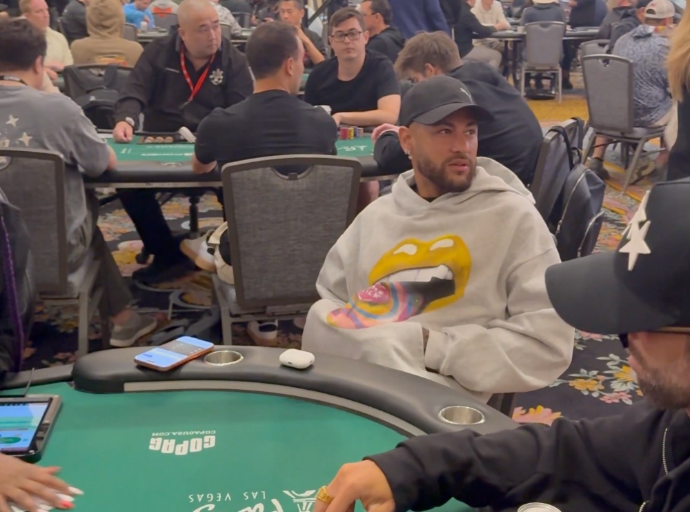Neymar tìm đến poker sau khi Brazil bị loại
