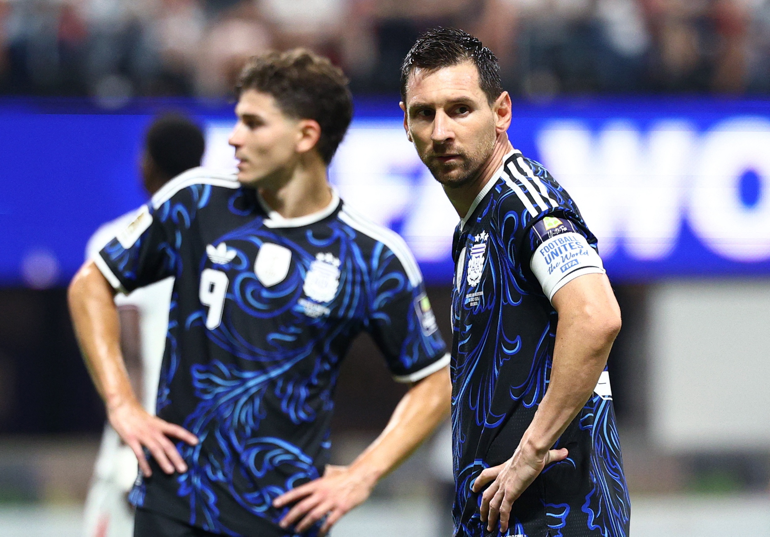 Anh 0-0 Argentina: Va chạm nảy lửa