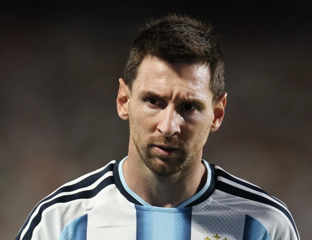 Carragher lặp sai lầm của Van Gaal với Messi