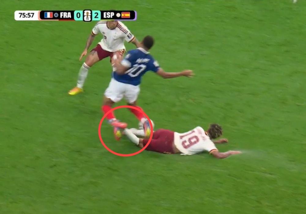 Pha vào bóng gây tranh cãi của Yamal với Mbappe