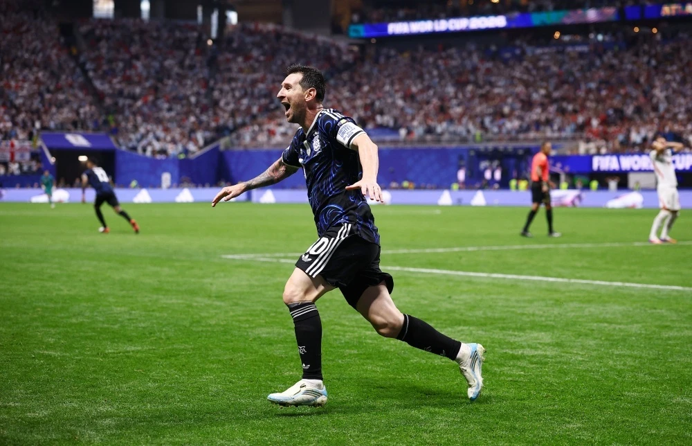 Ca the gioi bong da so chan trai, Messi thang bang chan phai hinh anh