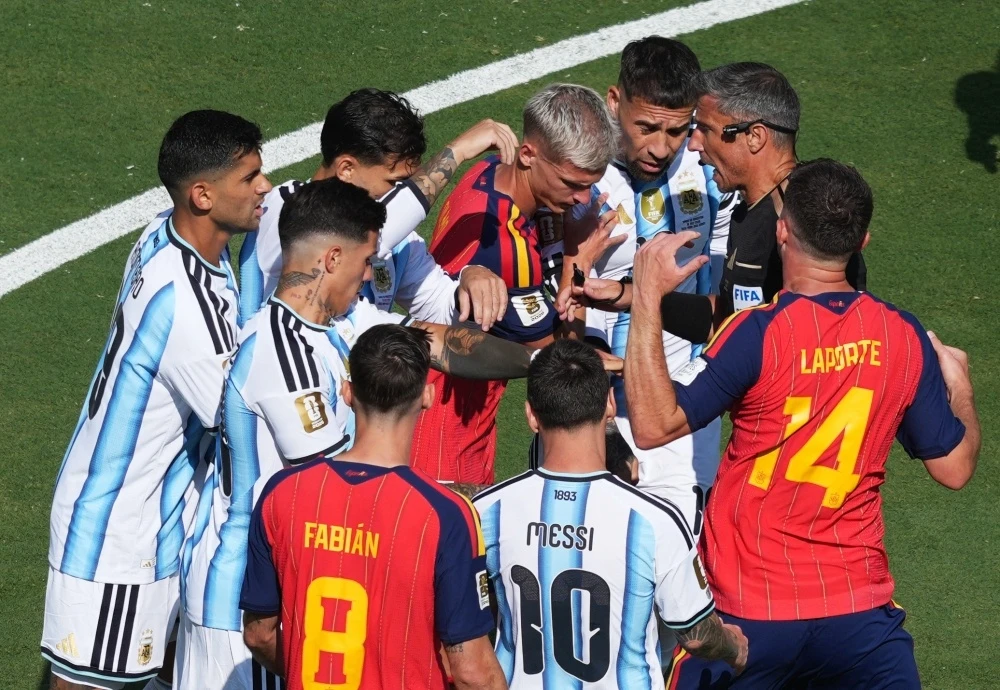 Argentina gây chiến, Tây Ban Nha chơi bóng