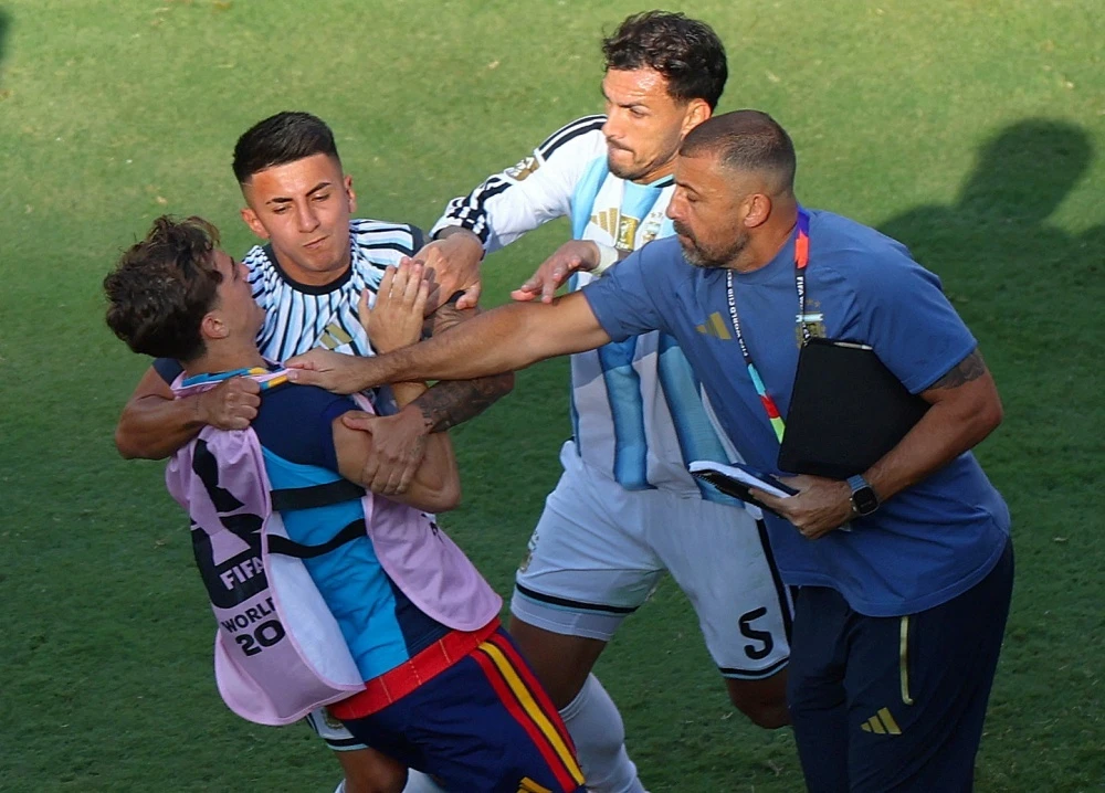 'Phải treo giò cầu thủ Argentina một năm'