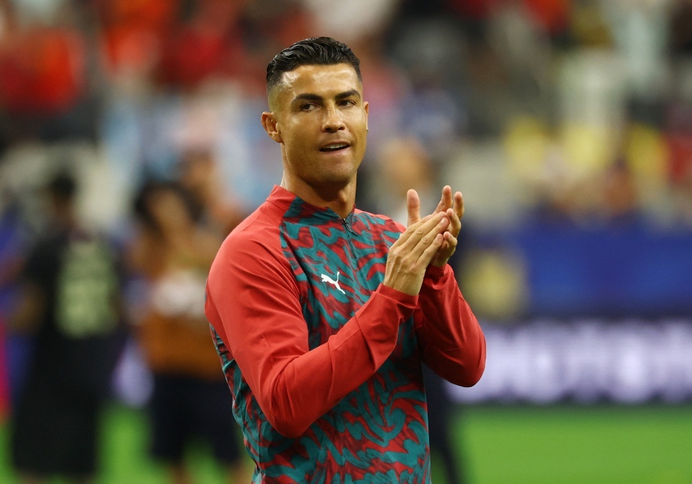 Ronaldo bat ngo lan san dien anh hinh anh