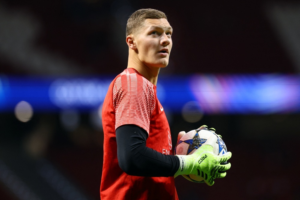 Premier League xuất hiện cầu thủ với chiều cao chưa từng có