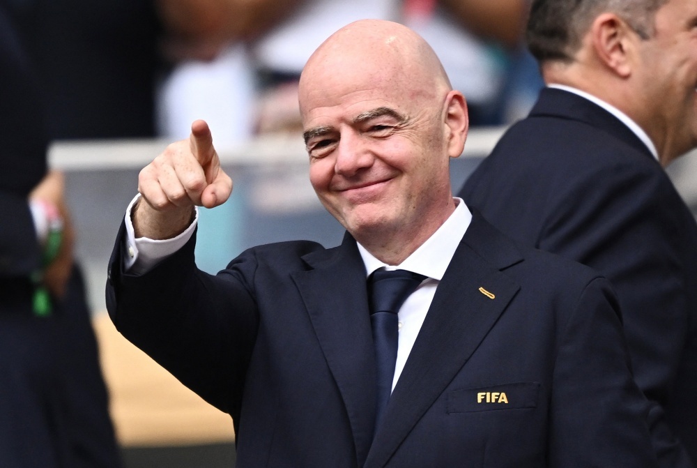 UEFA khiến Infantino gặp rắc rối lớn