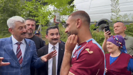 Salah bối rối nhận món quà lạ khi gia nhập Trabzonspor
