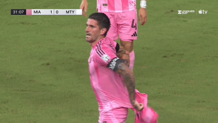 De Paul mặc áo Messi ăn mừng khiến cả sân xúc động