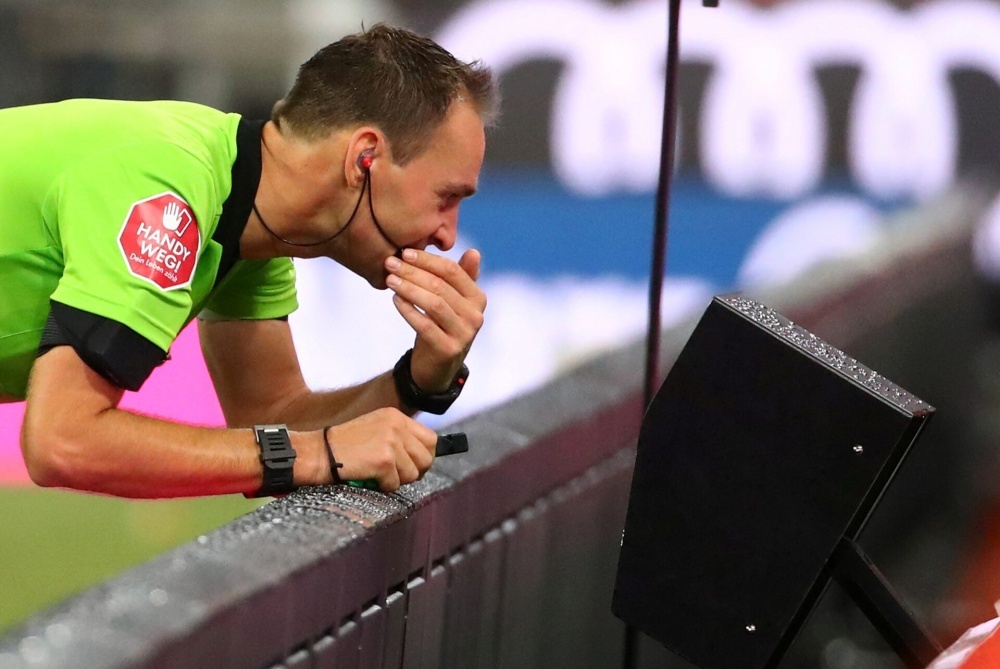 UEFA muốn VAR bớt can thiệp