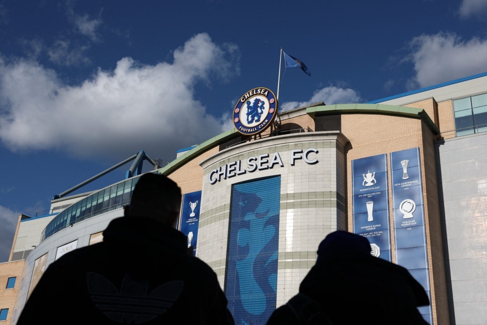 Chelsea tính cho mượn sân đá Champions League