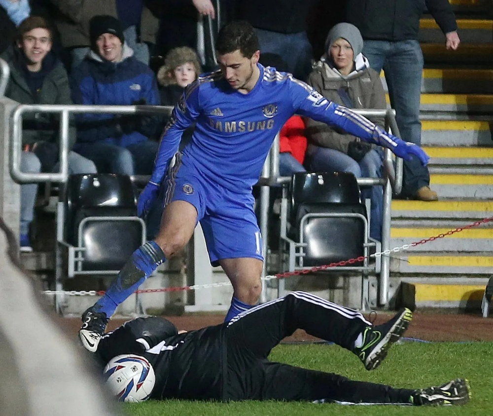 Cậu bé bị Hazard đá ngày trước giờ giàu có