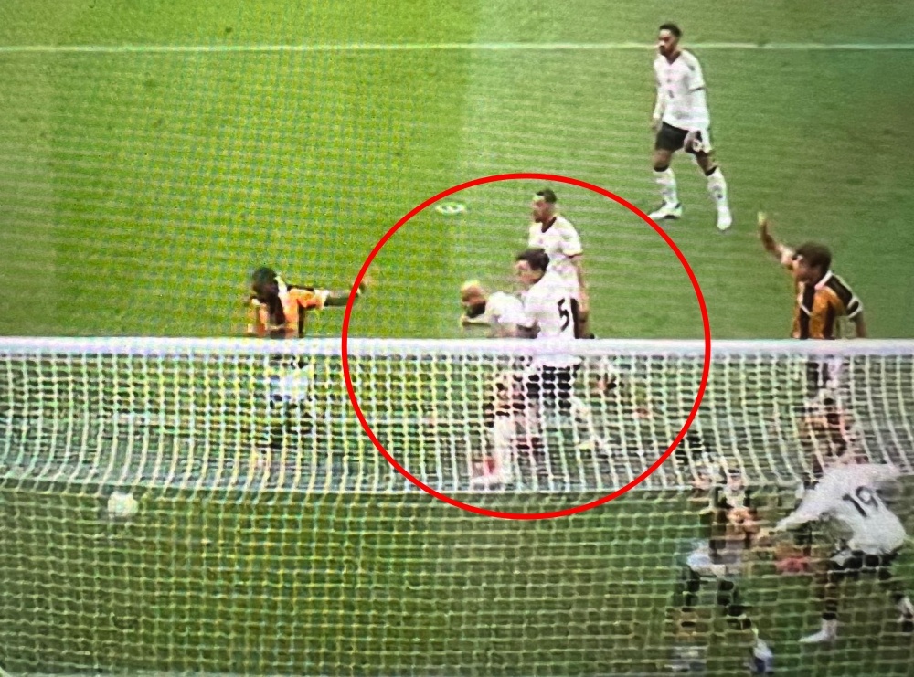 Maguire và Mazraoui kèm nhau khiến CĐV MU nổi giận