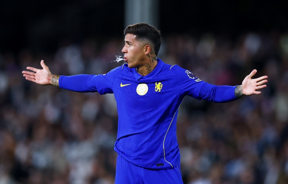 Enzo Fernandez bị CĐV cả hai đội la ó