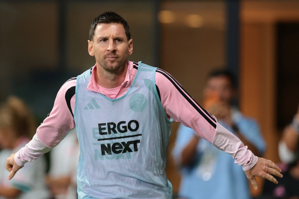 Đồng đội 21 năm trước giờ dẫn dắt Messi