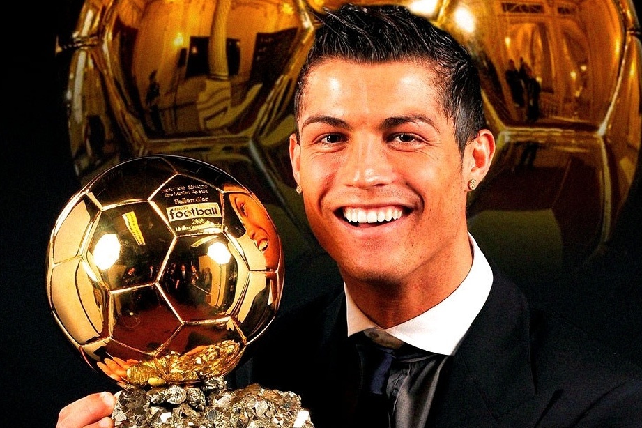 Ronaldo ăn mừng danh hiệu Quả bóng vàng vĩ đại nhất lịch sử