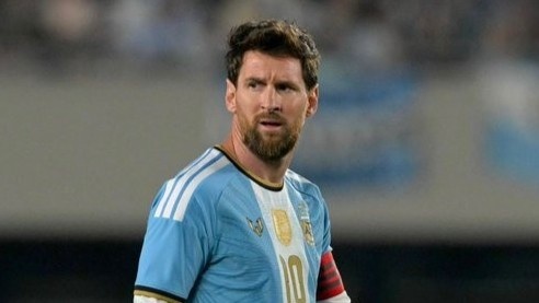 Messi không hiểu chuyện gì khi trọng tài dừng trận ở phút 10