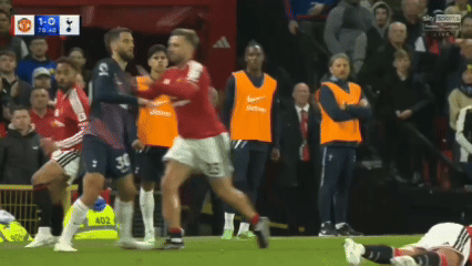 Luke Shaw gây phẫn nộ khi thoát thẻ đỏ